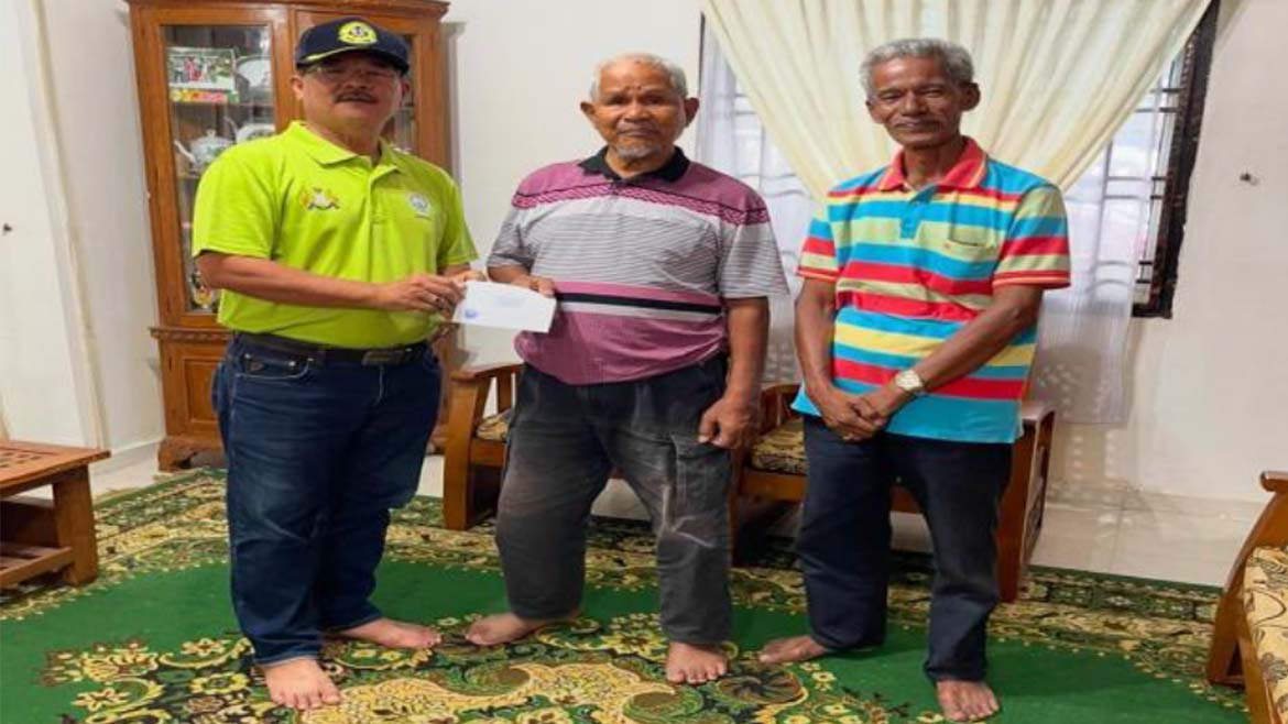 SUMBANGAN KEBAJIKAN HJ RAIS YAHAYA DI RUMAHNYA OLEH AJK JOHOR