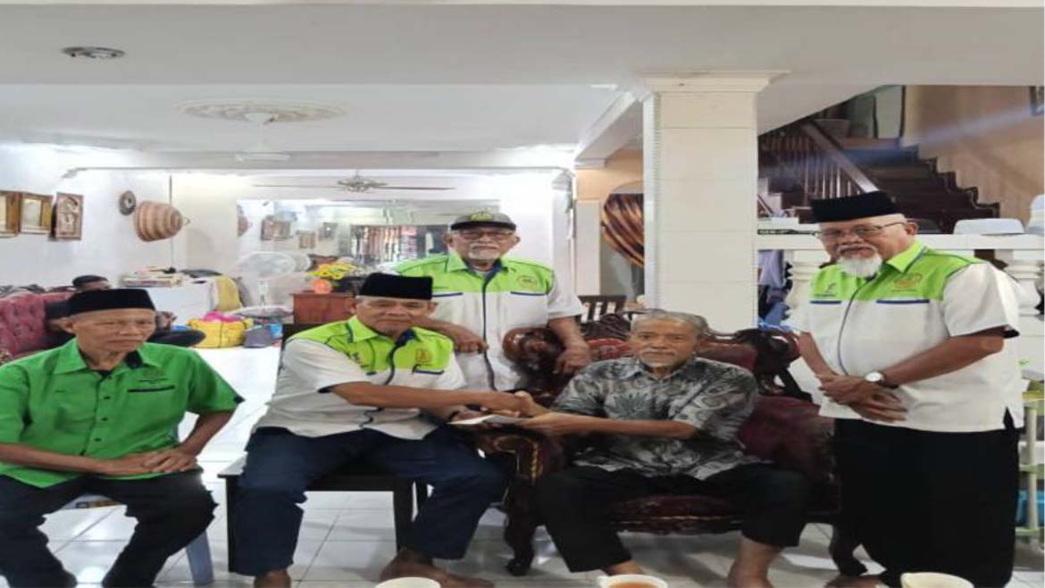 SUMBNGAN KEBAJIKAN HJ MOHD AZIZ B. MOHD YUSUF DI RUMAHNYA OLEH AJK PUSAT DI KL