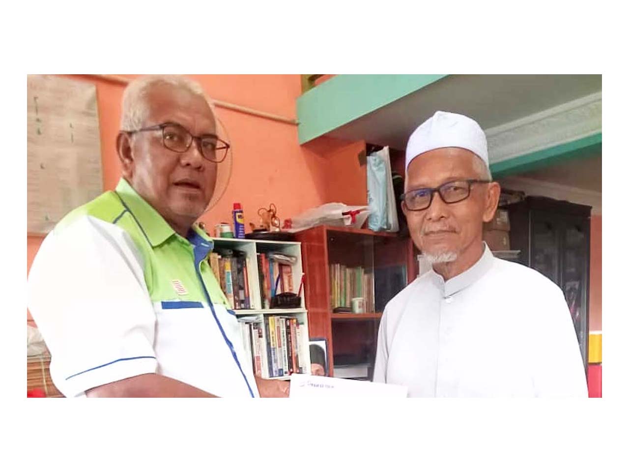 PENYERAHAN WANG SUMBANGAN MENUNAIKAN HAJI.