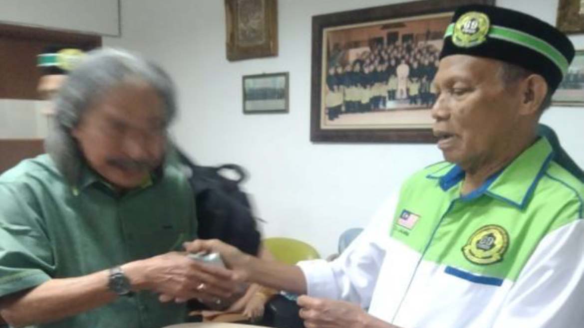 SUMBANGAN KEBAJIKAN HJ RAMLI OTHMAN AJK PUSAT OLEH AJK PUSAT