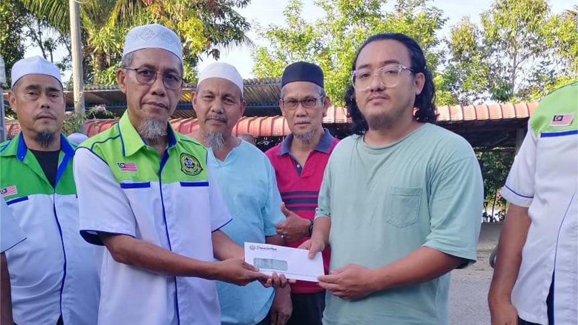 SUMBANGAN KHAIRAT WARIS ARWAH MOHD NOR MAHMUD DI MASJID OLEH AJK PERAK