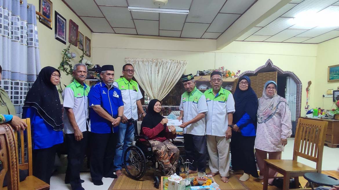 SUMBANGAN KERUSI RODA DAN KEBAJIKAN SH NORHAYATI SY ABU BAKAR RF90233 DI RUMAHNYA OLEH KETUA AJK PAHANG