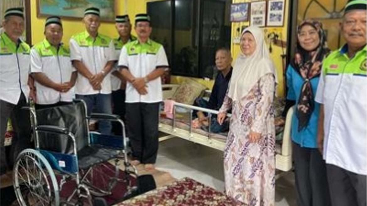 SUMBANGAN KERUSI RODA SALIKIN BANJIRI DI RUMAHNYA OLEH AJK JOHOR