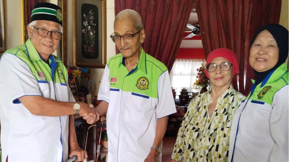 SUMBANGAN KEBAJIKAN DAN TONGKAT KAKI 4 TN. NORDIN DI RUMAHNYA OLEH AJK PUSAT DI KEDAH