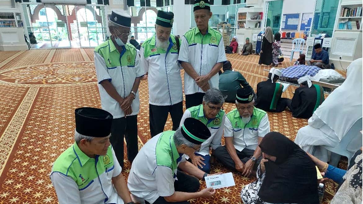 SUMBANGAN KHAIRAT KPD ISTERI ARWAH HJ RAHIM AHMAD DI MASJID TMN KOPERASI POLIS, KL OLEH AJK PUSAT
