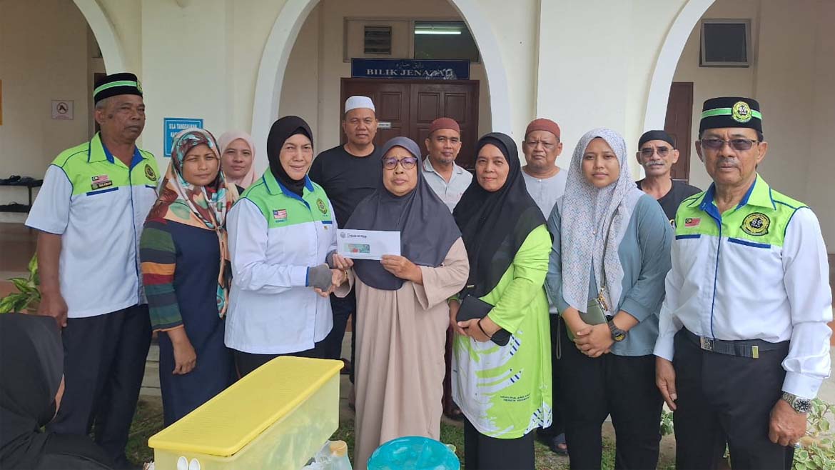 SUMBANGAN KHAIRAT WARIS ARWAH MOHD KAMIL TALIB DI MASJID OLEH AJK N.SEMBILAN