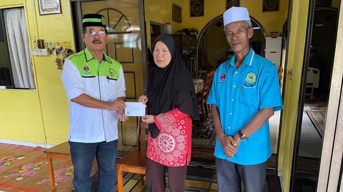 SUMBANGAN KHAIRAT WARIS SALIKIN DI RUMAHNYA OLEH AJK JOHOR