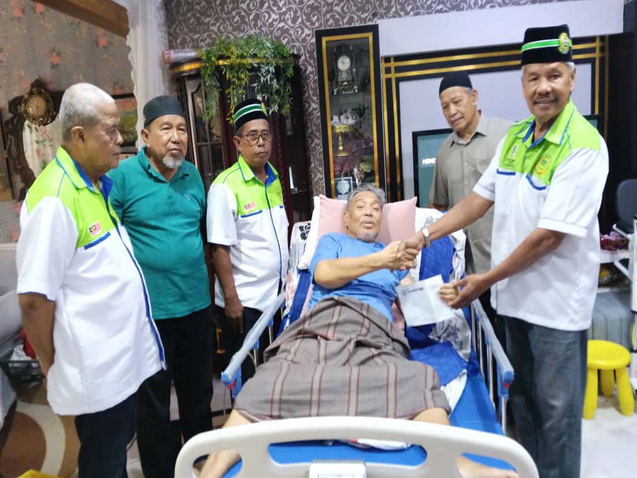 Di Sri Kembangan. Easeay bersama Ahli Skuad 69 PDRM (Balakong/SriKembangan) bagi pihak Persatuan Kebajikan Skuad69 membuat lawatan kebajikan