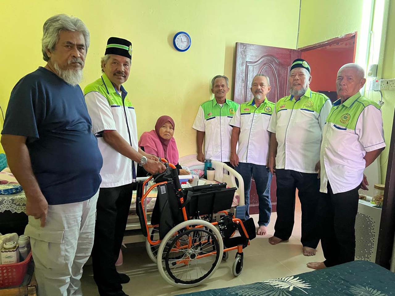 Sumbangan Kerusi Roda di Taman Damai KKB.