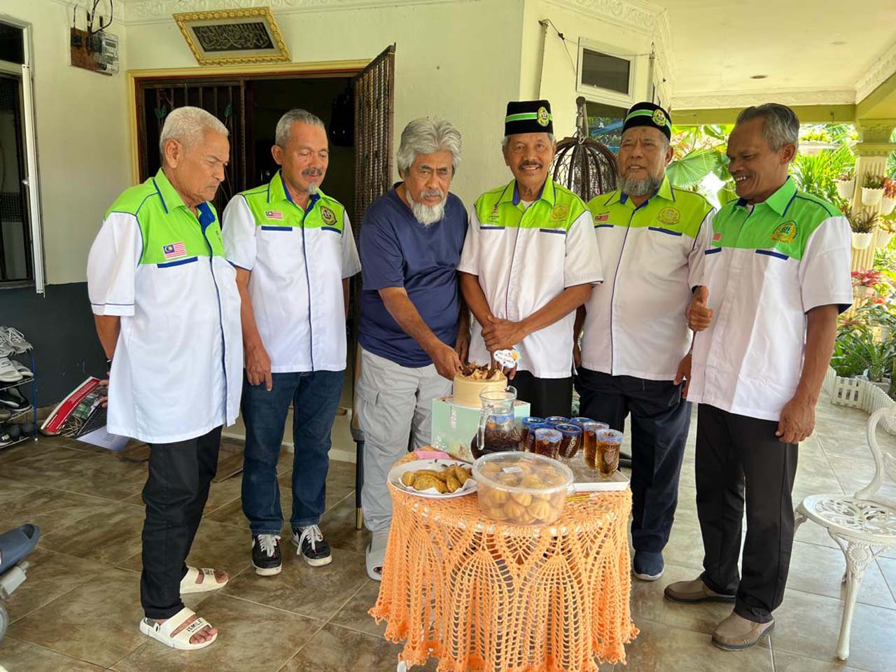 Kesempatan itu juga Easeay membuat penyerahan buku Buletin yang terbaru kepada ahli-ahli yang berkesempatan hadir.