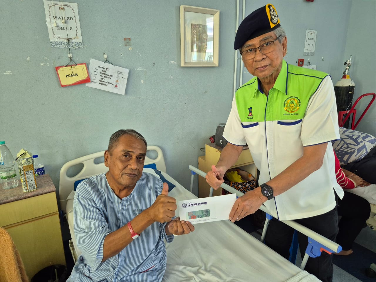 MENYAMPAIKAN SUMBANGAN KEBAJIKAN PERSATUAN SKUAD PDRM KEPADA EN KAMALUDIN TRISNA DI HOSPITAL AMPANG.
