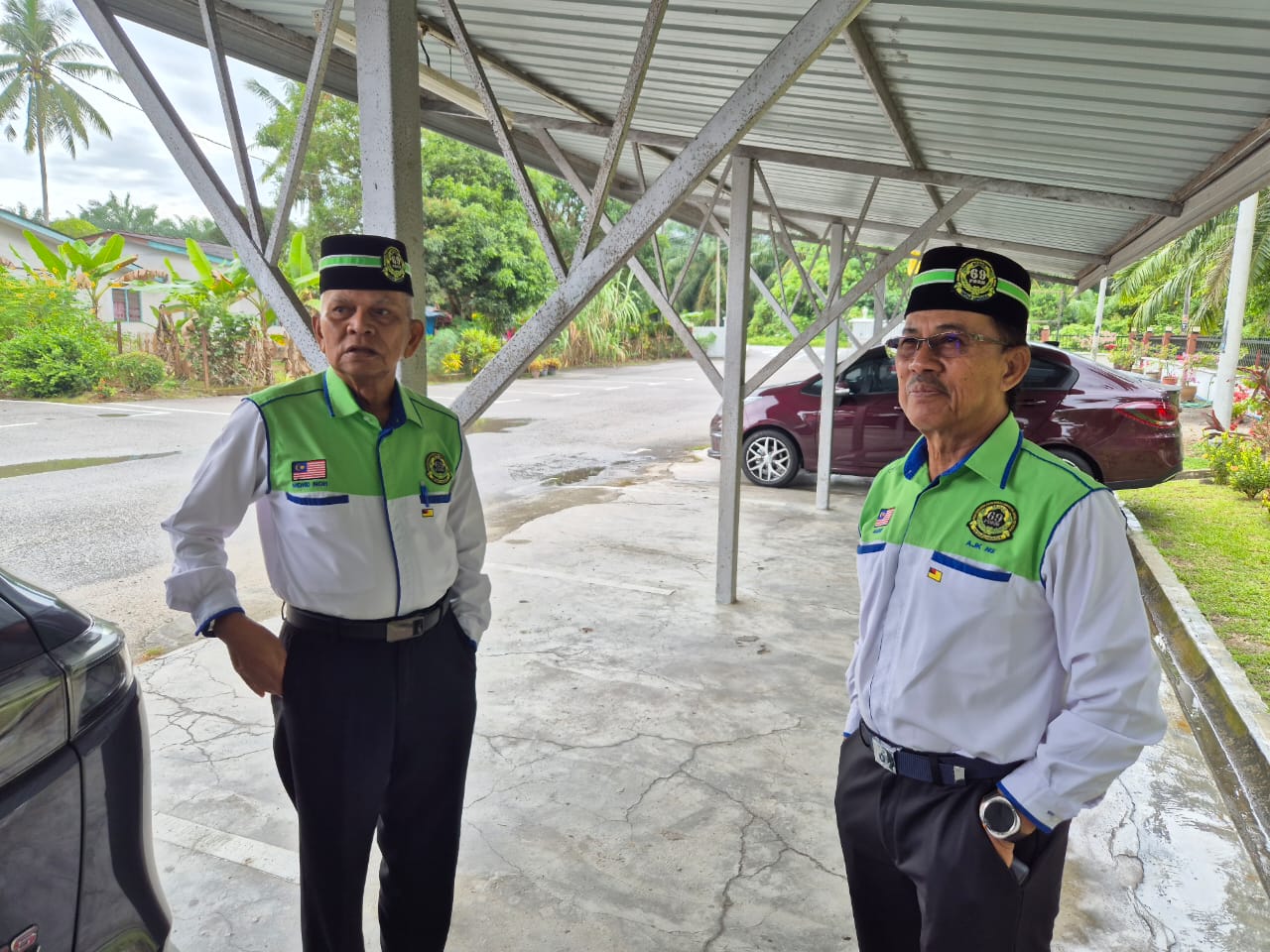 Jenazah belum sampai di Masjid..Dapat info dari orang Masjid…Jenazah akan di kebumikan sebelum Solat Zohor.